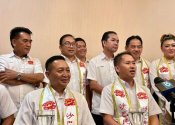 WETROM Bahanda (kiri) bersama Peter Anthony semasa sidang akhbar di Kota Kinabalu semalam.