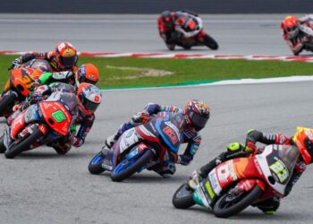 SYARIFUDDIN AZMAN (motosikal No. 63) ketika sedang beraksi dalam perlumbaan kelas Moto3, Grand Prix Motosikal Malaysia 2022 di Litar Antarabangsa Sepang, Selangor, hari ini. - Gambar/SHIDDIEQIIN ZON