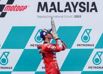 FRANCESCO BAGNAIA mencium trofi Grand Prix Motosikal Malaysia 2022 selepas pelumba Itali itu dinobatkan selaku juara MotoGP di Litar Antarabangsa Sepang, Selangor, hari ini. Gambar/SHIDDIEQIIN ZON