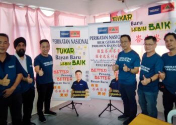 DOMINIC Lau (tiga dari kanan) pada majlis pelancaran Bilik Gerakan PN Parlimen Bayan Baru di Pulau Pinang hari ini. - UTUSAN/IQBAL HAMDAN