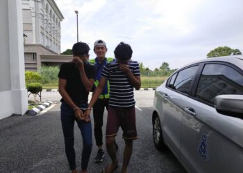 DUA tertuduh dihadapkan ke Mahkamah Seksyen Kota Bharu, Kelantan hari ini. - UTUSAN/YATIMIN ABDULLAH