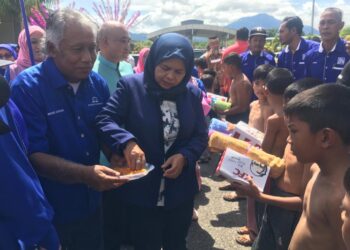 MOHD Adhan Kechik (kiri) bersama Timbalan Gabenor Wilayah Narathiwat, Fatimah Sabeeyamu (dua dari kanan) menyuapkan pulut kuning kepada peserta Program Berkhatan Muhibah Bilateral Malaysia-Thailand di Kompleks Imigresen, Kastam, Kuarantin dan Keselamatan (ICQS) Bukit Bunga, Tanah Merah, Kelantan hari ini. - UTUSAN/ROSMIZAN RESDI