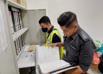 KPDNHEP melakukan serbuan ‘Op Reward’ di sebuah pusat perdagangan di Jelutong, Pulau Pinang. - IHSAN KPDNHEP