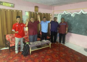 AMINOLHUDA Hassan (dua dari kiri) mengumumkan Che Zakaria Mohd. Salleh (tengah) sebagai calon Parlimen Pengerang di Felda Air Tawar 1, Kota Tinggi.