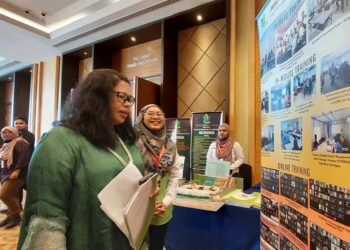 SHARIFAH Zakiah Syed Sahab melawat gerai pameran selepas merasmikan Seminar Alam Sekitar berkaitan Peranan EIA dalam Pembangunan Mampan di Seberang Jaya, Pulau Pinang hari ini.