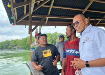 ADUN Kota Iskandar, Datuk Pandak Ahmad (kanan) bersama-sama nelayan tempatan yang mendakwa dihina penguat kuasa Singapura dalam satu video yang tular dalam media sosial, kelmarin.