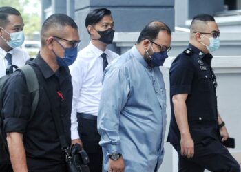 MUZZAMIL Soliheen Musa (dua dari kanan) dibawa ke Mahkamah Majistret Seremban hari ini bagi didakwa atas pertuduhan memperdaya seorang individu dengan menyerahkan 'cek tendang' berjumlah RM4,287.70 bagi perkhidmatan kerja fotostat, empat tahun lalu. - UTUSAN/MOHD. SHAHJEHAN MAAMIN