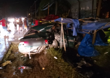 KEADAAN gerai burger yang dirempuh Toyota Hilux menyebabkan seorang maut dan sembilan mangsa cedera di Kilometer 342 Jalan Kuala Lumpur – Kota Bahru, berdekatan Kampung Sungai Pasu di Raub, Pahang. - FOTO /IHSAN JBPM PAHANG