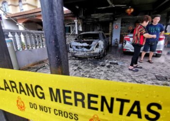 SEBUAH rumah teres di Taman Seremban Tiga di sini terbakar angkara ah long dari Singapura dalam kejadian awal pagi tadi.-UTUSAN/MOHD. SHAHJEHAN MAAMIN.