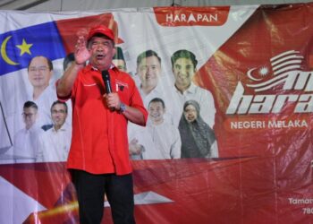 MOHAMAD Sabu berucap pada Jelajah Mega Harapan Melaka di Taman Sungai Petai Permai 1, Alor Gajah, Melaka.