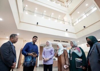 RINA Harun ketika lawatan ke Hospital Cyberjaya di sini, semalam.