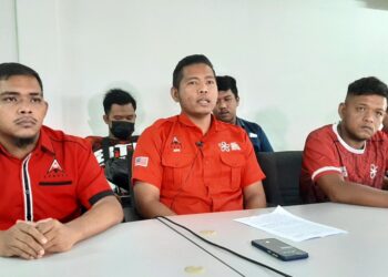 MUHAMMAD JEFRI Safry (tengah) menuntut calon daripada Bersatu bertanding di kerusi Parlimen Jasin pada PRU15. - UTUSAN/AMRAN MULUP