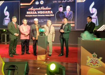 MOHD. Amar Nik Abdullah (empat dari kiri) ketika melakukan gimik perasmian Majlis Penyampaian Anugerah Perdana Belia Negara Peringkat Negeri Kelantan Tahun 2022 di Kota Bharu, Kelantan hari ini.-UTUSAN/MUSTAQIM MOHAMED
