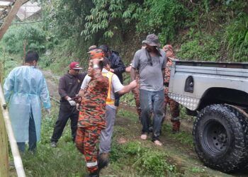 MANGSA helikopter terhempas dibawa keluar dari lokasi nahas di Brinchang, Cameron Highlands hari ini. - UTUSAN/SAYED HESHAM IDRIS