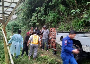 MANGSA helikopter terhempas (tengah) dibawa keluar dari lokasi nahas oleh anggota pasukan penyelamat di Brinchang, Cameron Highlands hari ini. - UTUSAN/SAYED HESHAM IDRIS