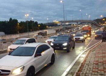 KESESAKAN teruk lalu lintas di sekitar Persiaran Mokhtar Dahari, Shah Alam, Selangor, petang semalam. -UTUSAN/ ISKANDAR SHAH MOHAMED