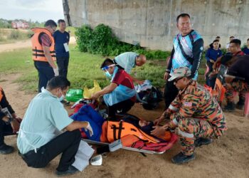 SEBAHAGIAN anggota pasukan penyelamat sesi latihan persiapan banjir di Sungai Tok Ajam, Pasir Puteh, Kelantan semalam.