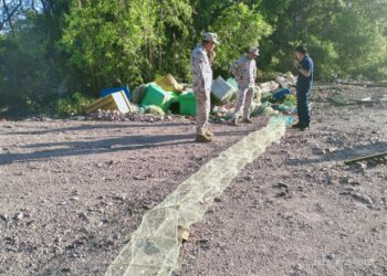 ANGGOTA penguatkuasa memeriksa bubu naga haram yang dirampas di sekitar jeti nelayan Bagan Tengkorak, Tanjong Karang, Selangor semalam.