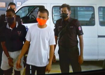 ABDUL Malik Rosdi (dua dari kanan) dijatuhi hukuman gantung sampai mati atas pertuduhan membunuh juruteknologi pergigian pada keputusan kes di Mahkamah Tinggi Seremban di Seremban. - UTUSAN/NOR SHAFAWATI YUP