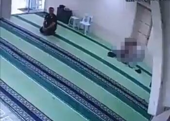 SEDUTAN rakaman video perbuatan dua lelaki (duduk di bahagian hujung saf) yang melakukan perbuatan tidak senonoh di sebuah surau di Kuala Langat, Selangor baru-baru ini.