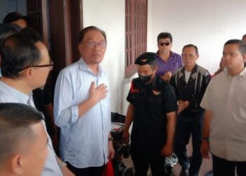 ANWAR Ibrahim bersama penyokong ketika berada di Pusat Operasi Pilihan Raya Dewan Undangan Negeri (DUN) Manjoi, di Kampung Manjoi, Ipoh hari ini. - UTUSAN/SHAMSUL KAMAL AMARUDIN