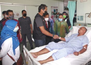 KHAIRY Jamaluddin menziarahi Kapten Fedzrol Norazam, juruterbang helikopter yang terhempas di Cameron Highlands semalam. - UTUSAN/MUHAMAD NAZREEN SYAH MUSTHAFA