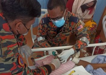 ANGGOTA bomba memotong cincin di jari pesakit menggunakan peralatan khas di wad HSB, Alor Setar.