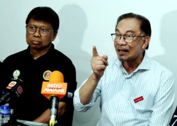 ANWAR Ibrahim (kanan) dan Pengerusi Amanah Perak, Datuk Asmuni Awi dalam sidang akhbar di Pusat Operasi Pilihan Raya DUN) Manjoi, di Kampung Manjoi di Ipoh hari ini.
