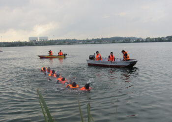LATIHAN bersepadu giat diadakan melibatkan Skuad PANTAS MPKL, MPK, MDSB dan LUAS di Tasik SP3 Bandar Saujana Putra hari ini.
-UTUSAN/ABDUL RAZAK IDRIS