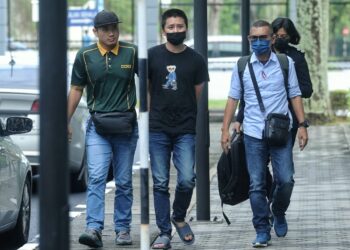SHAWN Lee Kim Boon (tengah) dibawa ke Mahkamah Majistret Seremban hari ini atas pertuduhan menipu dengan menawarkan pelaburan tidak wujud tahun lalu.-UTUSAN/MOHD. SHAHJEHAN MAAMIN.