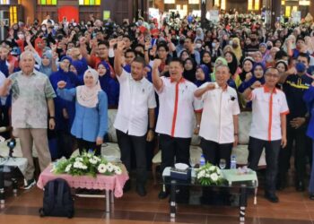 ANNUAR MUSA (kiri) ketika hadir pada program Kementerian Pengajian Tinggi Prihatin dan Penyerahan Peranti Siswa Keluarga Malaysia Peringkat Negeri Kelantan di UMK, Pengkalan Chepa, Kelantan hari ini.-UTUSAN/ROSALWANI CHE SOH