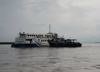 FERI penumpang yang dalam perjalanan ke Pulau Langkawi mengalami kerosakan selepas tersangkut pada kabel boya kapal korek berhampiran Terminal Feri Kuala Kedah.