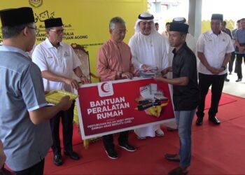 AL-SULTAN Abdullah Ri’ayatuddin Al-Mustafa Billah Shah (tengah) berkenan menyempurnakan simbolik penyampaian bantuan peralatan rumah kepada penerima rumah rakyat Al-Sultan Abdullah di Kampung Hulu Temai di Pekan, Pahang. -UTUSAN/ DIANA SURYA ABD WAHAB