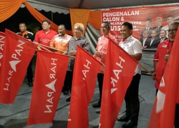 ADLY Zahari (tiga dari kanan) sewaktu melancarkan Jentera PRU-15 Amanah Negeri Sembilan di Jempol malam semalam.