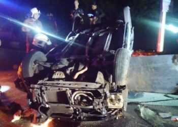 KEADAAN kereta dipandu mangsa kemalangan maut di Jalan Jelapang-Chemor dekat Meru Perdana, Ipoh hari ini. - UTUSAN/JBPM PERAK