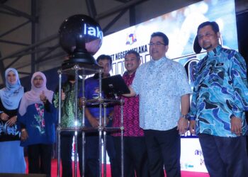 SULAIMAN Md. Ali (dua dari kanan) merasmikan gimik perasmian pada Majlis Pelancaran Majlis TVET Melaka di MITC Ayer Keroh, Melaka. - UTUSAN/RASUL AZLI SAMAD