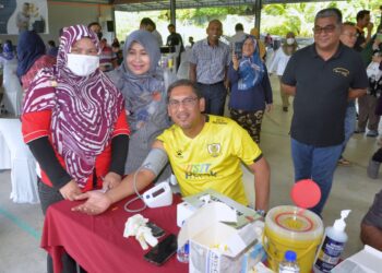 AHMAD Faizal Azumu menjalani pemeriksaan kesihatan pada Program Pemeriksaan Kesihatan di Dewan Azumu Impian Meru, Ipoh hari ini. - UTUSAN/ZULFACHRI ZULKIFLI