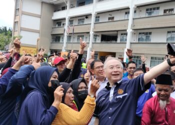 WEE KA SIONG  berswafoto dengan orang ramai yang hadir  pada sambutan Hari Sukan Negara Peringkat Daerah Batu Pahat dan Penyerahan Bantuan Lesen Keluarga Malaysia (BLKM) di SMK Suria Perdana di Parit Raja, Batu Pahat.