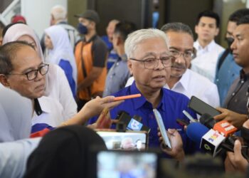 ISMAIL SABRI Yaakob (tengah) ketika ditemui pemberita pada Majlis Kenduri Keluarga Malaysia di Dewan Jubli Perak Sultan Haji Ahmad Shah di Kuantan, Pahang. - UTUSAN/SHAIKH AHMAD RAZIF