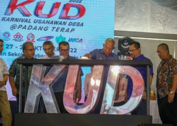 MAHDZIR Khalid (tiga dari kanan) melakukan gimik penutupan Mini KUD Padang Terap di Kuala Nerang, hari ini. - UTUSAN/ SHAHIR NOORDIN