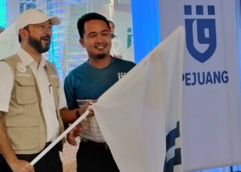 KETUA Pemuda GTA Johor, Noranizan Abu menerima bendera Pejuang daripada Mukhriz sebagai simbolik Pelancaran Jentera GTA Johor di Batu Pahat.