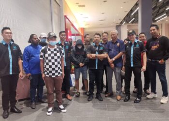 MUSA Hassan (tiga dari kanan) menyambut kepulangan sembilan mangsa pemerdagangan manusia dari Kemboja di KLIA2, Sepang, Selangor. - UTUSAN/PETAH WAZZAN ISKANDAR