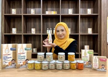JAZNEEDA Mohamad Jamil menunjukkan produk makanan bayi keluaran MummyRQ yang beroperasi di Kedah Halal Park di Sungai Petani, Kedah. -UTUSAN/NUR SYAZWANA MANSOR