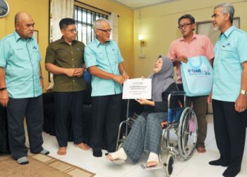 PENGERUSI Yayasan Guru Malaysia Berhad (YGMB), Aminudin Adam (tiga dari kiri) bersama Wan Munadi Wan Mamat (dua kiri) dan Ahli Lembaga Pemegang Amanah YGMB hadir menyampaikan sumbangan khas ‘Ziarah Kasih
2022’ kepada pesakit kencing manis, Jarah@Fatima Dullah di rumahnya Kampung Pompod, Kota Belud, Sabah.