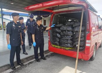 AHMAD Arifin menunjukkan rampasan ketum selepas anggotanya menahan van 'Bomba' di Kampung Rabbana, Jeli, Kelantan hari ini. - UTUSAN/ROSALWANI CHE SOH