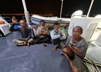 SEBUAH bot nelayan Indonesia bersama empat kru ditahan Maritim Malaysia Pulau Pinang pada kedudukan kira-kira 53.7 kilometer barat daya Pulau Kendi, Jumaat lalu kerana disyaki menceroboh perairan negara.