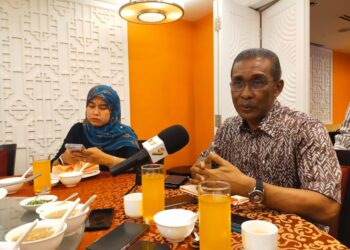 TAKIYUDDIN Hassan (kanan) semasa sidang akhbar pada majlis ramah mesra bersama pengamal media di Kelantan hari ini. - UTUSAN/YATIMIN ABDULLAH