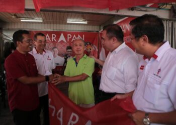 ANTHONY Loke (dua kanan) bersama Zulhazmi Shariff (kiri) ketika Program Pelancaran Pusat Operasi Pilihanraya (POP) Pakatan Harapan Parlimen Jerai di Pekan Guar Chempedak, hari ini. - UTUSAN/ SHAHIR NOORDIN