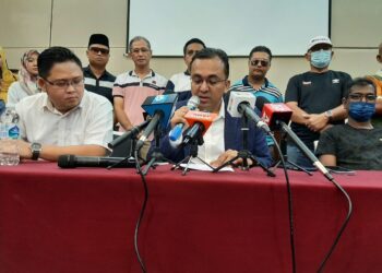 MOHD. RAFIQ Naizamohideen mengadakan sidang akhbar peletakan jawatannya di sebuah hotel di Pantai Puteri, Melaka sebelum PRU15. - UTUSAN/AMRAN MULUP