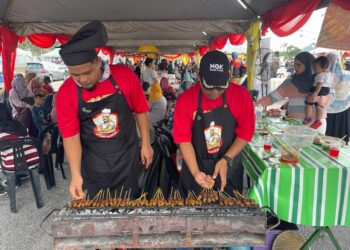 AMAR Akkera Shaari menyediakan sate untuk dinikmati ahli SMAHI di pekarangan Stadium Batu Kawan, Pulau Pinang semalam. - UTUSAN/SITI NUR MAS ERAH AMRAN